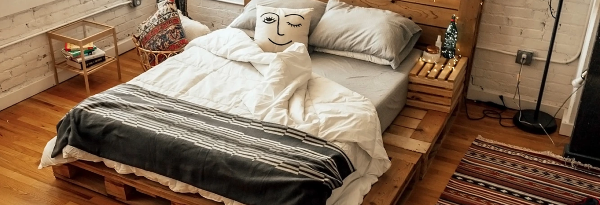 Jednoduchá postel z palet