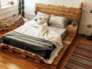 Jednoduchá postel z palet